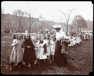 Děti v dlouhé řadě vedená ženou na Arbor Day v Tompkins Square Park, New York, 1904 (stříbrný želatinový potisk)
